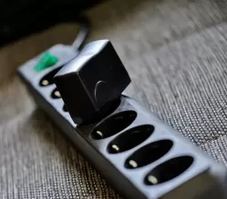 Menina morre após levar choque em celular carregando na tomada