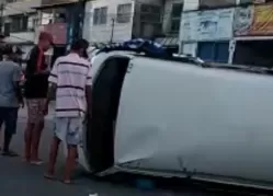 Três pessoas ficam feridas após capotamento de Kombi, em Paulista