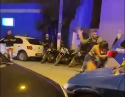 Policiais são afastados, depois de serem filmados agredindo mulher