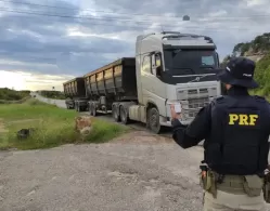 Carreta com 83 toneladas de gipsita irregular é retida pela PRF em Salgueiro