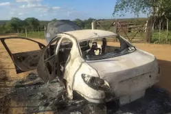 Carro queimado é localizado pela polícia em São José do Belmonte