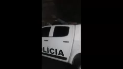 Adolescente dorme em cima de viatura da PM, homem filma e ambos são detidos