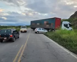 Colisão entre caminhão e carro de passeio é registrado na BR-104