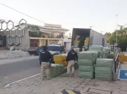 PRF apreende dois caminhões carregados com contrabando em Trindade