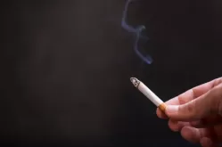 Homem é esfaqueado após negar dar cigarro para autor do crime
