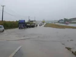 Chuvas provocam alagamento na BR-232, em Vitória de Santo Antão