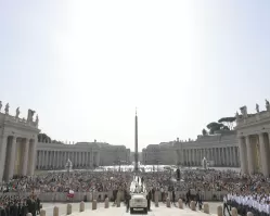 Vaticano diz; pessoas trans podem receber batismo e testemunhar em casamentos religiosos