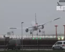 Avião balança durante pouso na pista do aeroporto de Londres em meio a tempestade