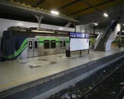 Metrô do Recife: Linha Centro é paralisada após trem quebrar e passageiros andarem nos trilhos