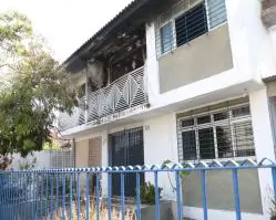 Idosa é resgatada de casa atingida por incêndio em Olinda; cachorro foi encontrado carbonizado