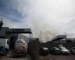 Incêndio atinge empresa de reciclagem em Jaboatão; Bombeiros atuam para combater chamas