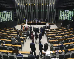 Câmara faz sessão de 8 minutos para viabilizar votação da 6x1