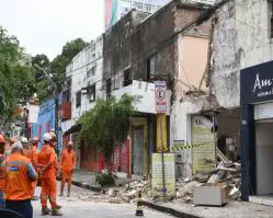 Desabamento de laje deixa feridos no Centro do Recife